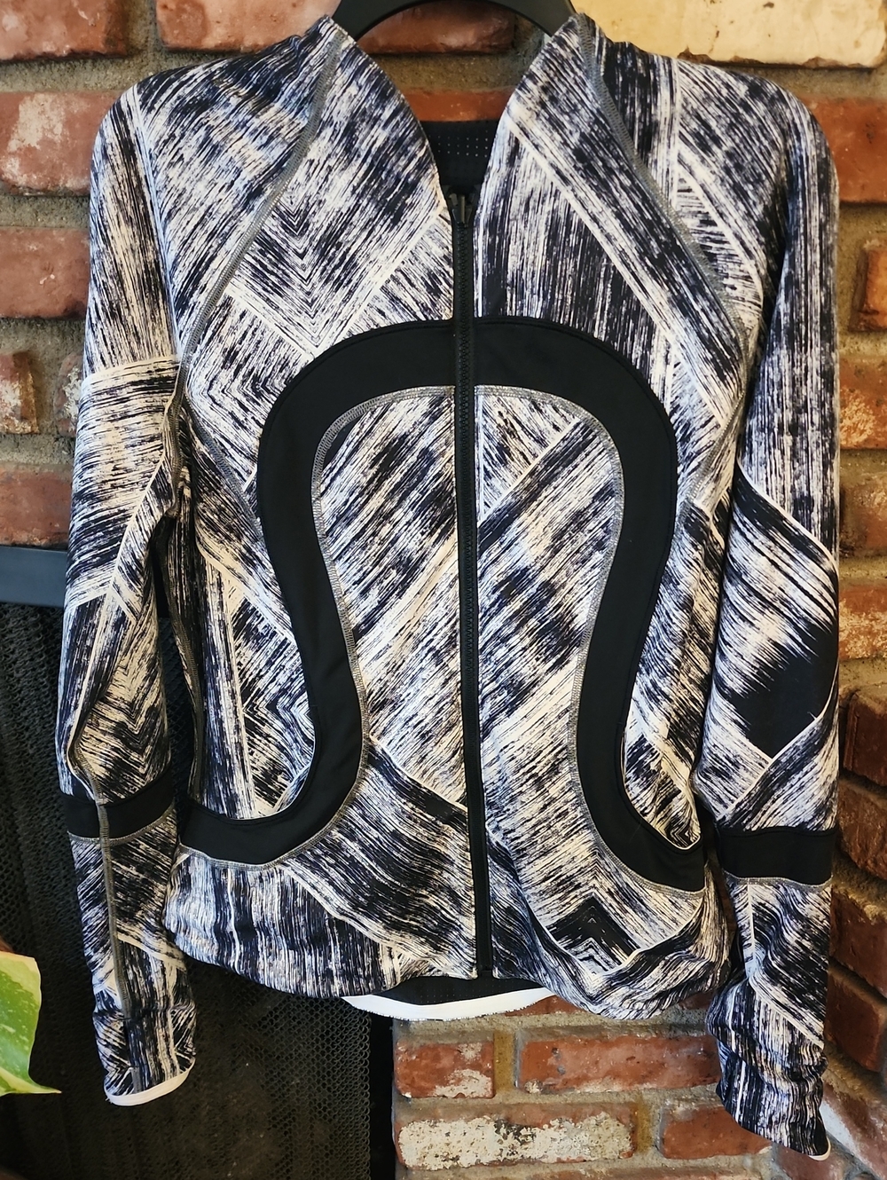 Lululemon Reversible Black White Abstract Print Jacket Size 10